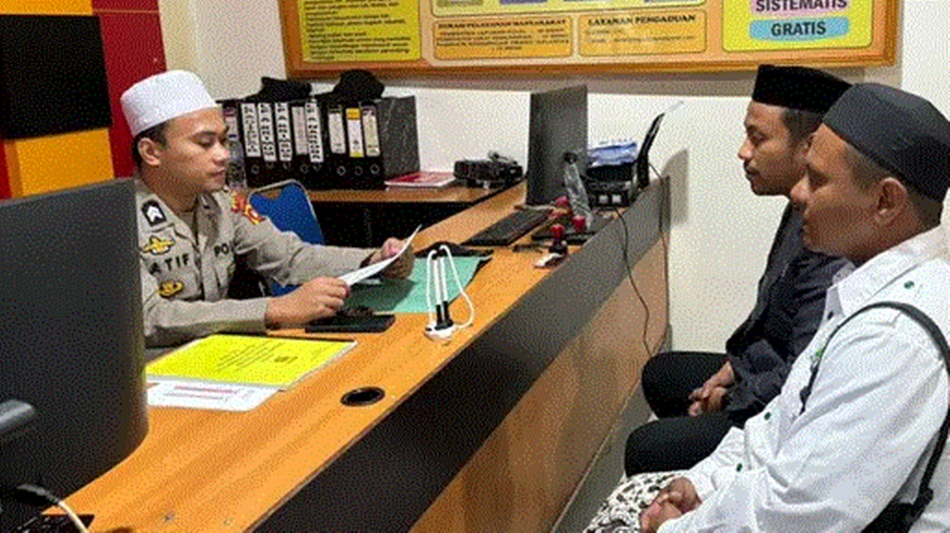 Wakil Ketua DPW PKB Muhammad Dzikyan dan Sekretaris DPW PKB Goronta Gorontalo Abdullah Kadir menyerahkan laporan dugaan pencemaran Nama Baik yang  dilakukan Muhammad Lukman Edy Eks Sekjend PKB (F:is)