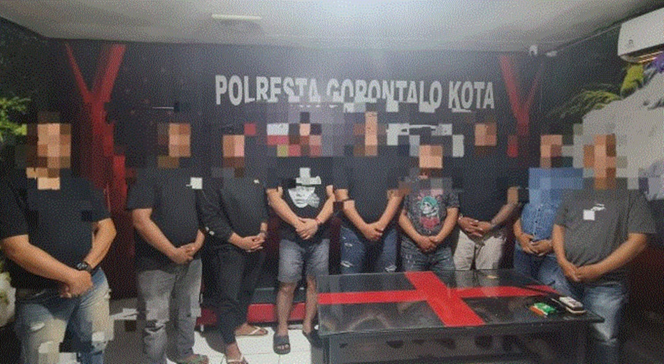 Sat Reskrim Polresta Gorontalo Kota saat mengamankan 9 pelaku pengrusakan di Kantor Sinar Mas Finance. (F:Hms-pol).