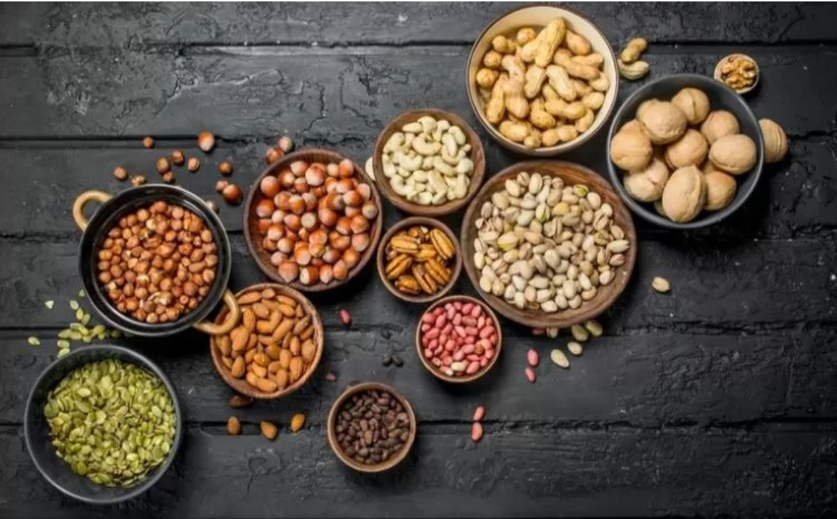 Ilustrasi kacang-kacangan jenis legumes dan nuts yang kaya akan protein nabati. (Artemsh-freepik)