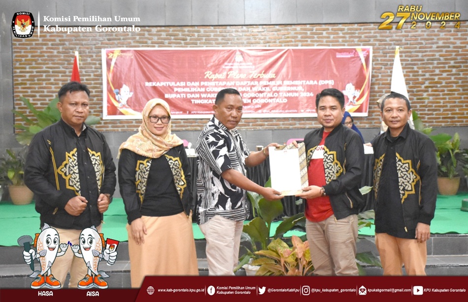 Ketua KPU Roy Hamrain bersama pemantau usai Rapat pelno KPU Kabupaten Gorontalo (F:humas)