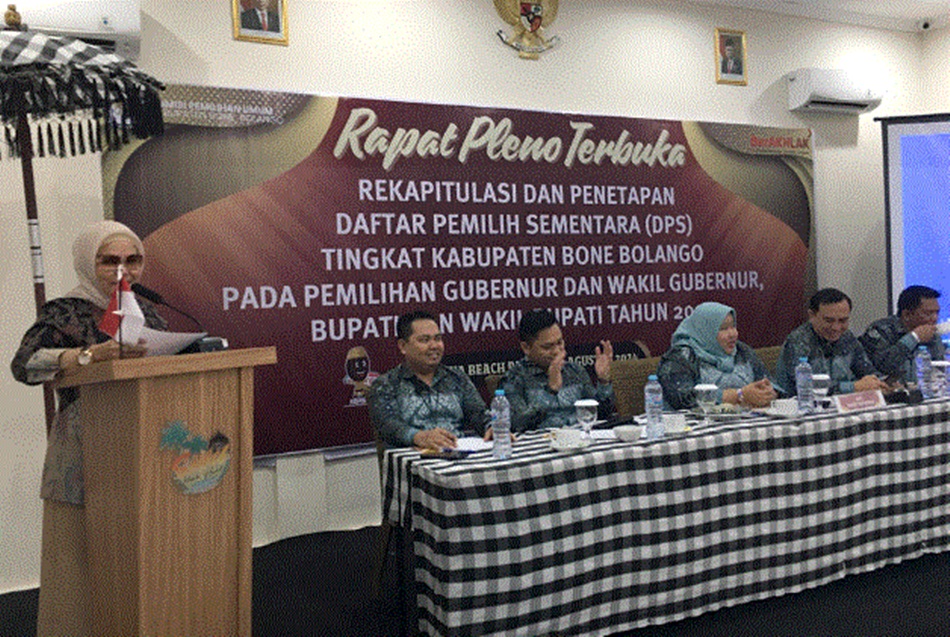 Merlan Uloli saat menghadiri dan memberikan sambutan pada rapat pleno terbuka   rekapitulasi dan penetapan daftar pemilih sementara (DPS) tingkat Kabupaten Bone Bolango  (F.Indra)