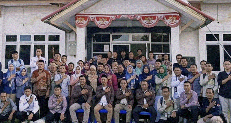 foto bersama jajaran KPU Pohuwato usai rapat pelno penetapan DPS. (F:humas)