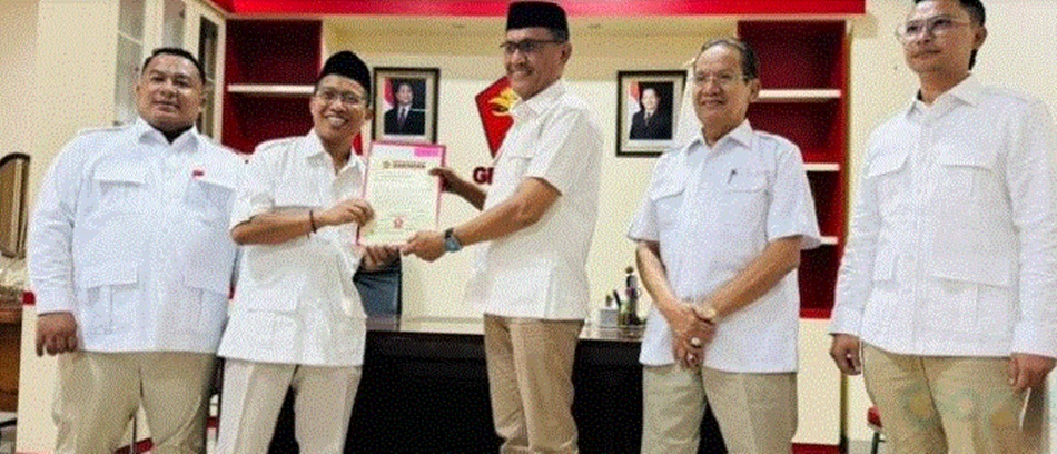 Calon Bupati amran Mustafa saat menerima rekomendasi dari Partai gerindra (F:ist)