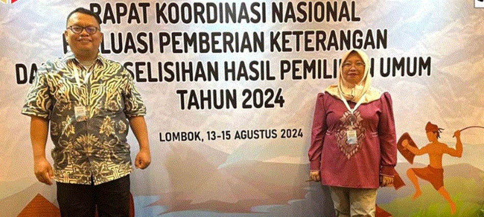 Anggota Bawaslu Kota Gorontalo koordinator divisi Hukum, Pencegahan Partisipasi   Masyarakat dan Hubungan  Masyarakat Herlina Antu didampingi staf pelaksana Zamaludin Akase hadiri  Rakornas PHPU (F:hm