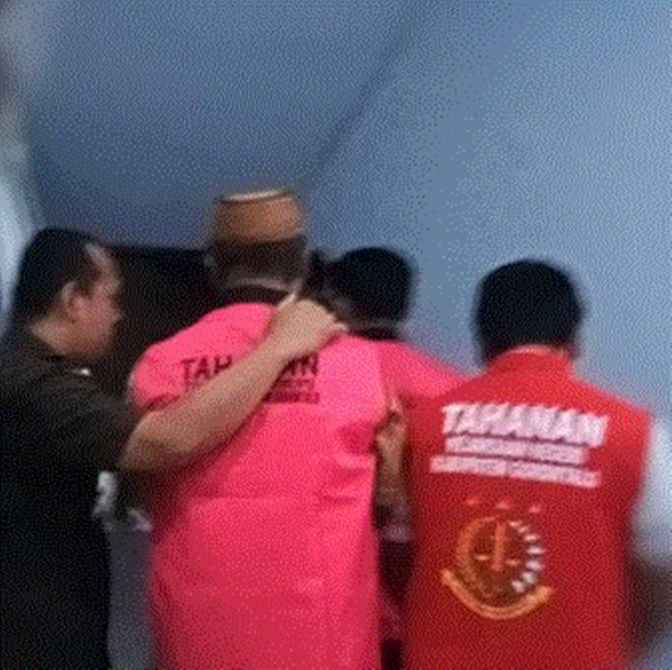 Empat saat digiring oleh petugas Kejaksaan Negeri (Kejari) Kabupaten Gorontalo ke   mobil tahan usai ditetapkan tersangka (F:Ist)