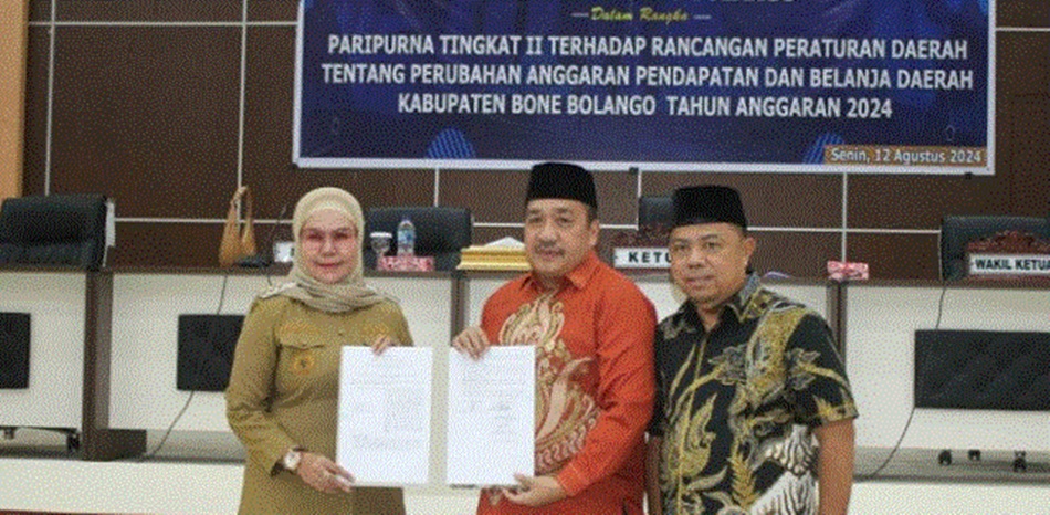 Bupati Merlan Uloli dan Ketua DPRD Halid Tangahu didampingi Wakil Ketua DPRD Azan Piola menandatangani persetujuan bersama dalam rapat paripurna tingkat II DPRD Kabupaten Bone Bolango . (F.Yudi)