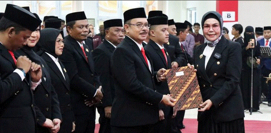 Bupati Merlan S. Uloli saat menghadiri prosesi pelantikan 25 anggota DPRD Bone Bolango periode 2024-2029, di Gedung DPRD Bone Bolango. (F.Yudi)