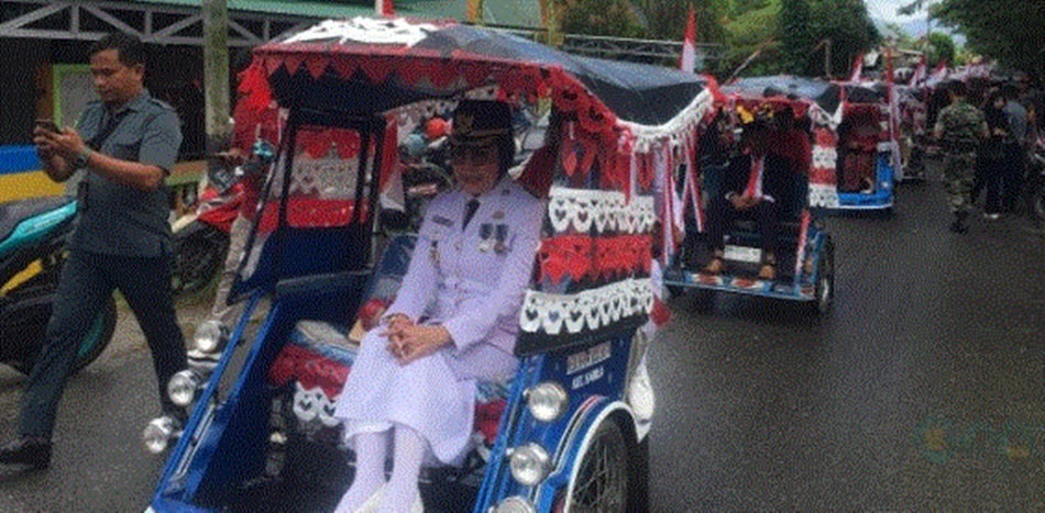 Bupati Merlan bersama Forkopimda naik bentor menuju lokasi upacara  HUT Kemerdekaan di Bone Bolango. (F:Athx)