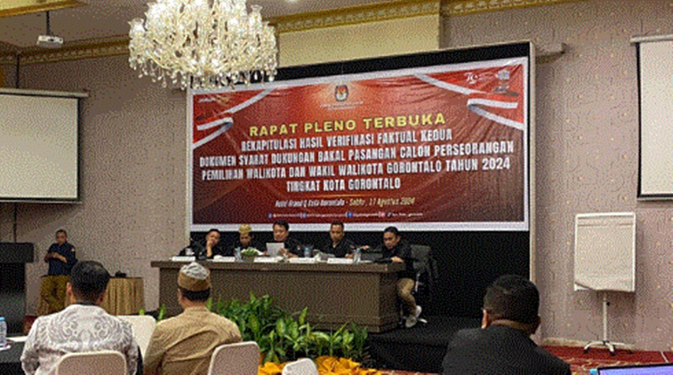 KPU Kota Gorontalo rapat pleno terbuka rekapitulasi  hasil verifikasi faktual kedua   dokumen syarat  dukungan bakal pasangan perseorangan Pilwako. (F:humas)