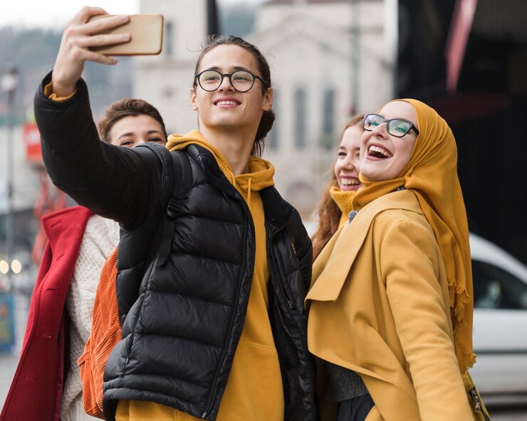 Ilustrasi - Mereka yang rajin memposting selfie dengan outfit modis