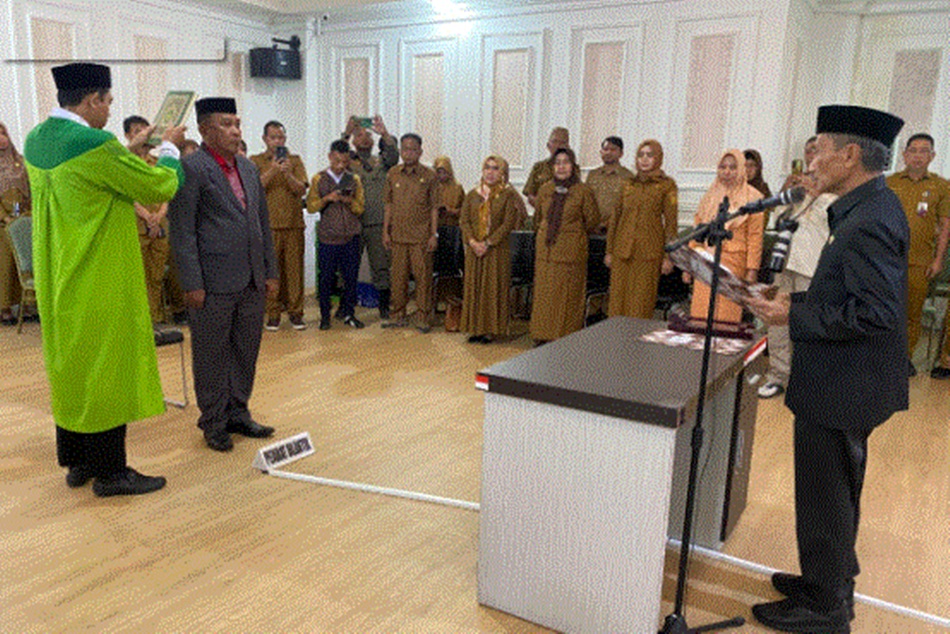 Pj Sekda Kabupaten Gorontalo Haris Tome saat dilantik oleh Bupati Nelson Pomalingo (F:Kmfo).
