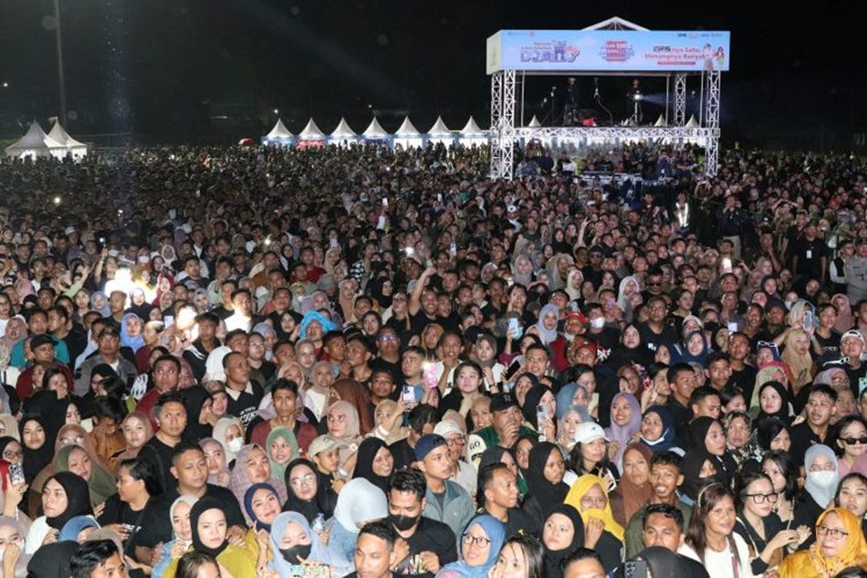 Aksi Band Ungu Guncang Panggung PQN di Bone Bolango dilaksanakan di GOR   Harapan dan Prestasi Bone Bolango di Desa Bulotalangi Timur, Kecamatan Bulango Timur(F.Yudi)