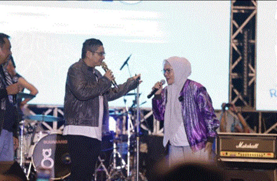 Pasha turut menggandeng Kepala Bank Indonesia Perwakilan Gorontalo, Dian  Nugraha dan Bupati Bone Bolango Merlan S. Uloli untuk duet bersama. (F:istimewa)
