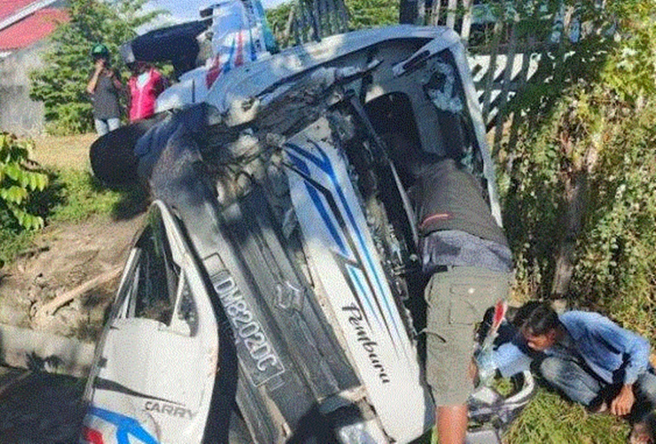 Evakuasi dilakukan aparat kepolisian dan masyarakat kepada pengendara terjepit usai tambrak pohon di jalan Arief Rahman Hakim Kota Gorontalo (F:hms-pol).