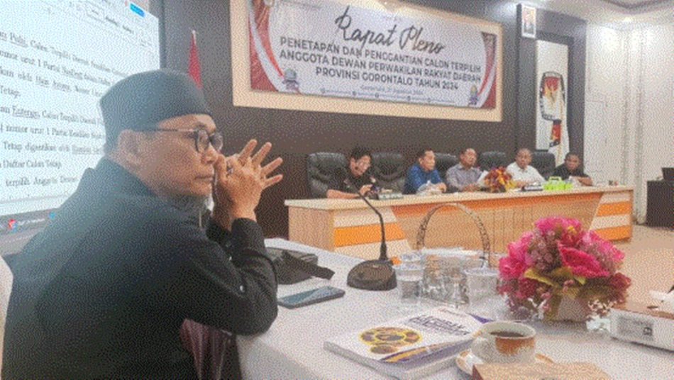 Anggota Bawaslu Provinsi Gorontalo, John Hendri Purba, saat hadiri rapat pleno yang   diadakan di kantor KPU Provinsi Gorontalo (F:humas)