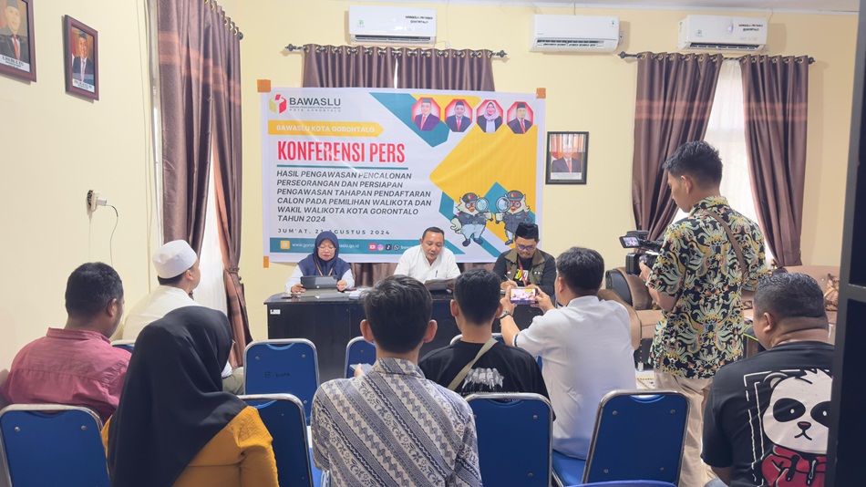 Plh Ketua Bawaslu Kota Gorontalo Erman Katili bersama anggota Herlina Antu saat   menggelar konferensi pers, bertempat di Kantor Bawaslu Kota Gorontalo. (F:Humas)