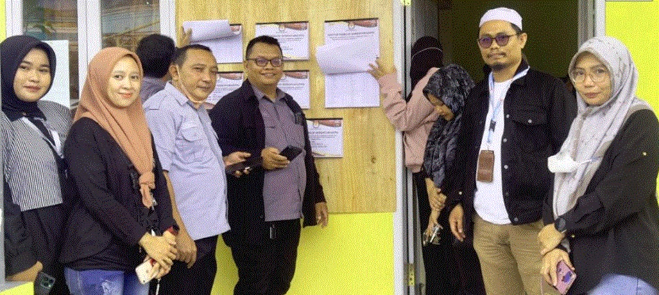 Anggota Bawaslu Kota Gorontalo Erman Katili bersama tim saat melakukan monitoring   pengawasan  di tempat pengumuman DPS Kelurahan Dulalowo Kecamatan Kota Tenga. (F:humas)