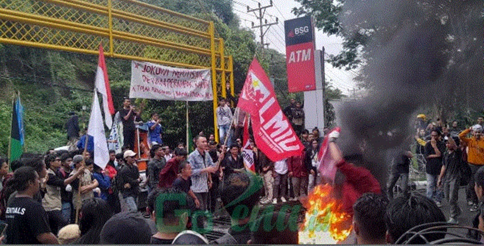 Massa aksi bakar ban hingga bentrok dengan pihak kepolisian saat memaksa masuk ke area DPRD Provinsi Gorontalo. (F:ist)