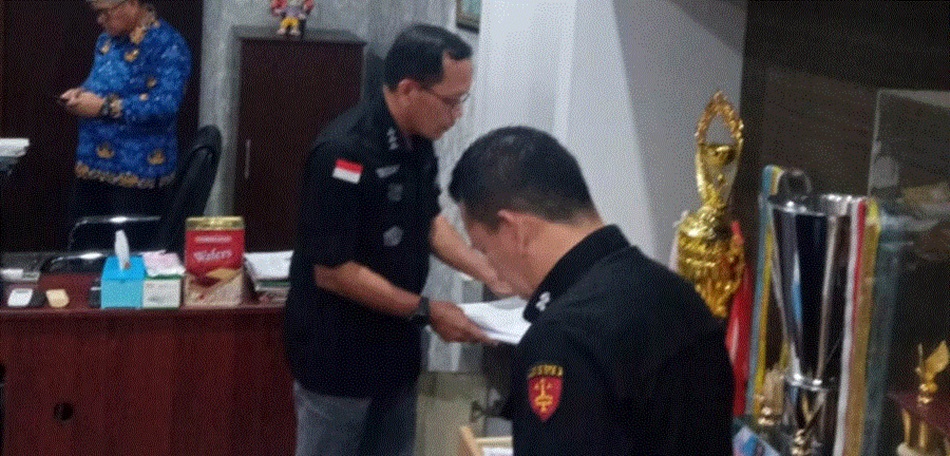 Tim Satuan Khusus pada Bidang Pidana Khusus, Kejaksaan Tinggi (Kejati) Gorontalo saat melakukan penggeledahan di Dinas PUPR Provinsi Gorontalo.(F:istimewa)