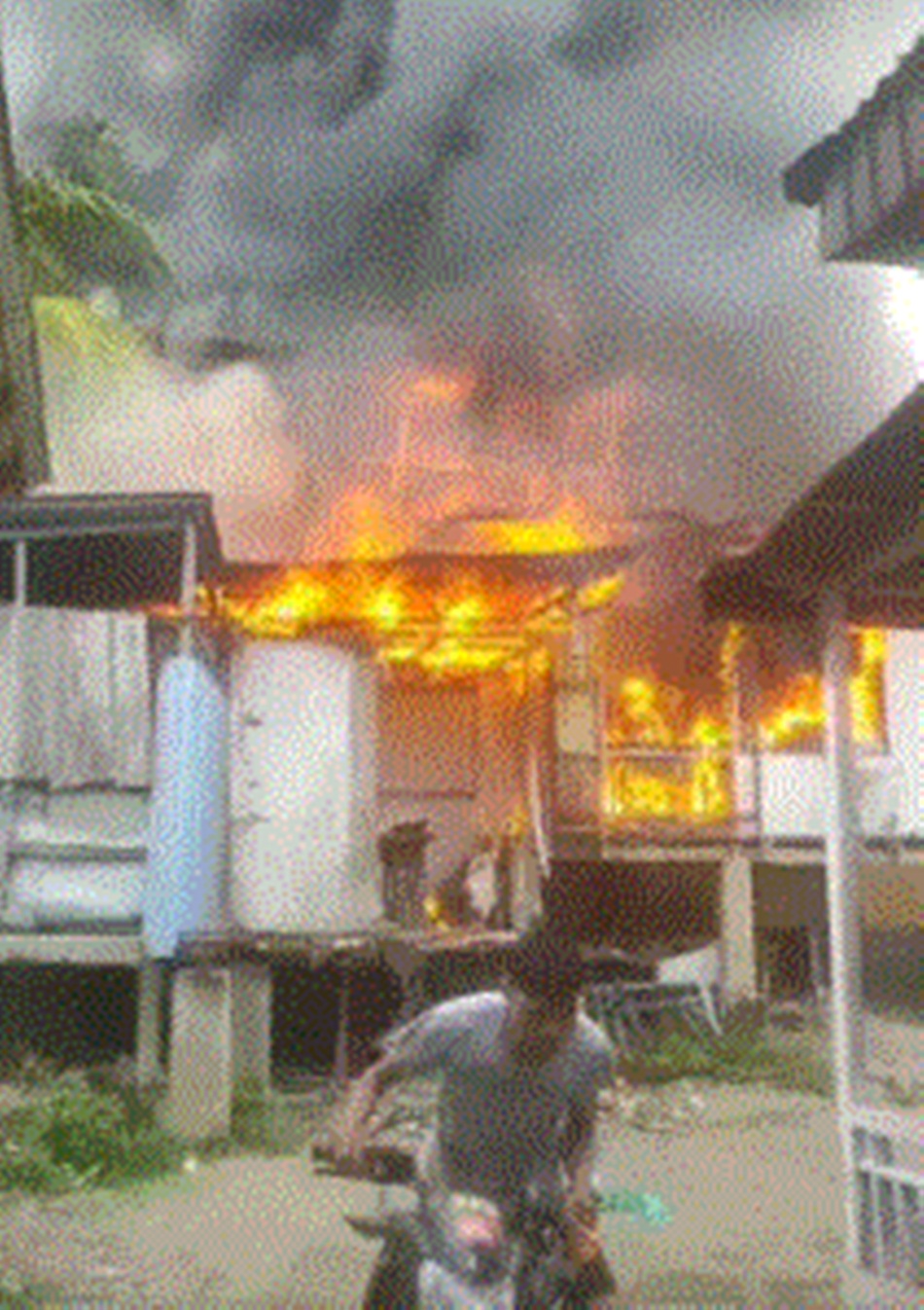 kebakaran di cafe hoelafa kompleks jembatan Tamalate kota Gorontalo (F:Onald)