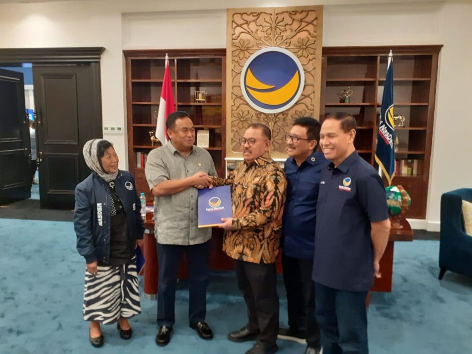 Calon Gubernur Tonnyn Uloli saat menerima rekomendasi Partai Nasdem (F:Ist)