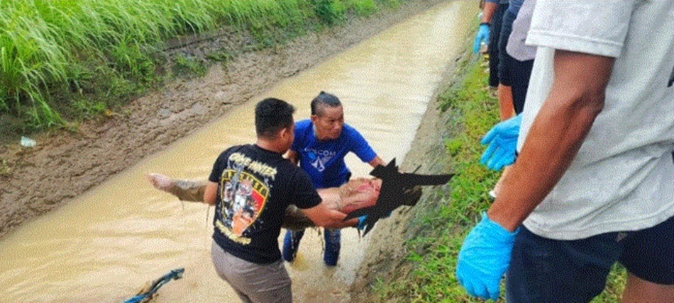 Aparat kepolisian Polres Bone Bolango dan masyarakat saat melakukan evakuasi mayat yang ditemukan mengapung di saluran irigasi (F:hms-pol).