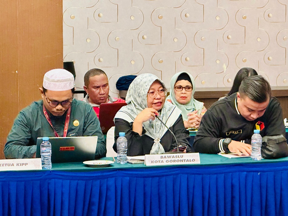 Anggota Bawaslu Anggota Bawaslu Kota Gorontalo koordinator divisi Hukum,   Pencegahan, Partisipasi  Masyarakat dan Hubungan Masyarakat (HP2H) Herlina Antu ungkap Kerawanan pendaftaran calon. (F:huma