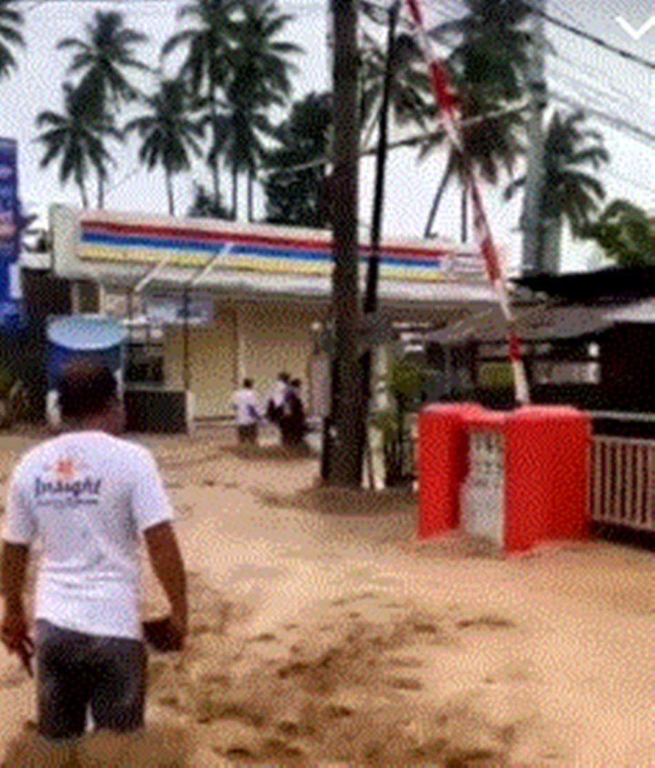 Suasana saat banjir menerjang wilayah Kecamatan Bonepantai (F: Kmfo)