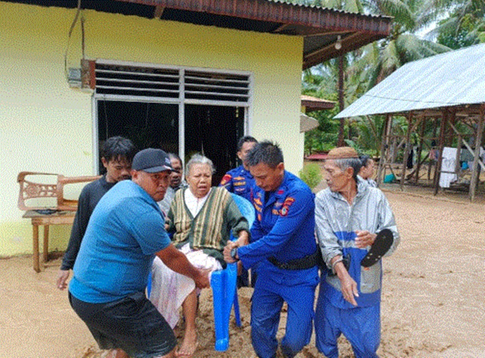 Suasana saat Tim Polairud Polda Gorontalo membantu evakuasi korban banjir di Desa Bilungala Kecamatan Bone Pantai Kabupaten Bone Bolango. (F:hms-pol)