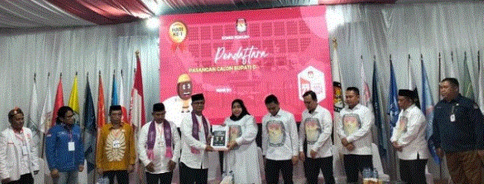 Bapaslin Ishak ntoma saat mendaftar di KPU  Bone Bolango (F:dok)