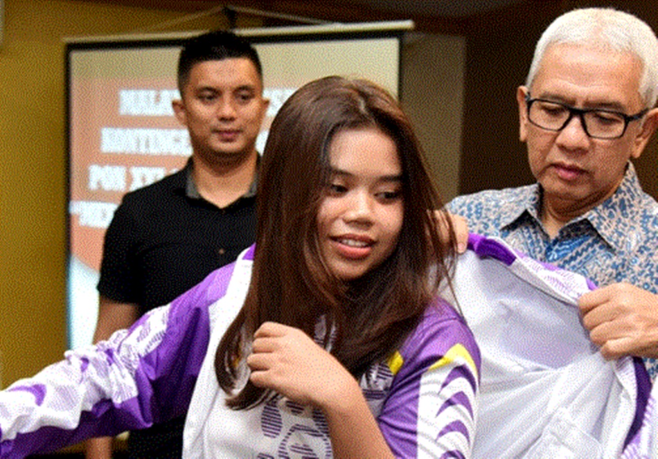 Pj. Gubernur Rudy Salahuddin memakaikan jaket kepada seorang atlet yang menandai pelepasan kontingen Gorontalo yang akan bertanding pada PON XXI Aceh &ndash; Sumut. (Foto : Haris)