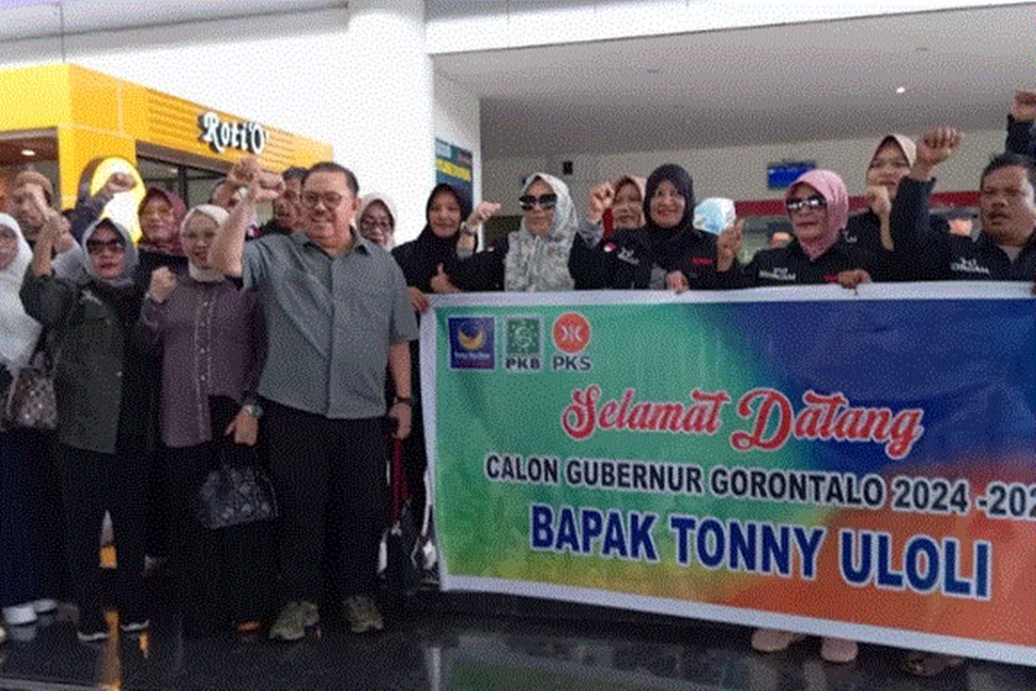 Kedatangan Tonny Uloli disambut sejumlah simpatisan dan relawan. (foto:dokTim)