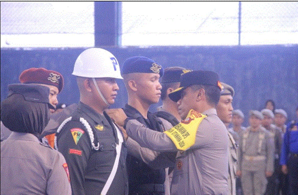 Wakapolda Gorontalo Pimpin apel gelar pasukan berlangsung di Lapangan Tenis Polda Gorontalo. (F:hms-pol).