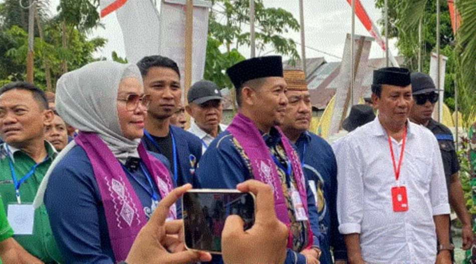 merlan-Syamsu saat mendaftar di KPU Bone Bolango (F:ist)