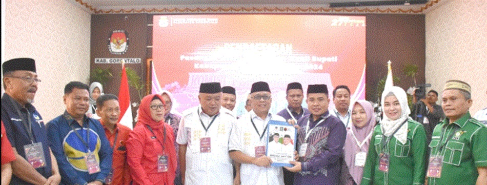 Duet dua Mantan Wakil Bupati Gorontalo Sofyan Puhi-Tonny Junus saat mendaftar ke  KPU Kabupaten Gorontalo. (F:humas)