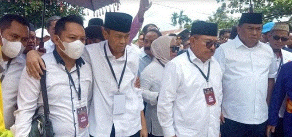 Paslon Tonny-Rustam didampingi Rachmat Gobel saat mendaftar sebagai cagub-cawagub Gorontalo di KPU Provinsi (Foto: Ist)