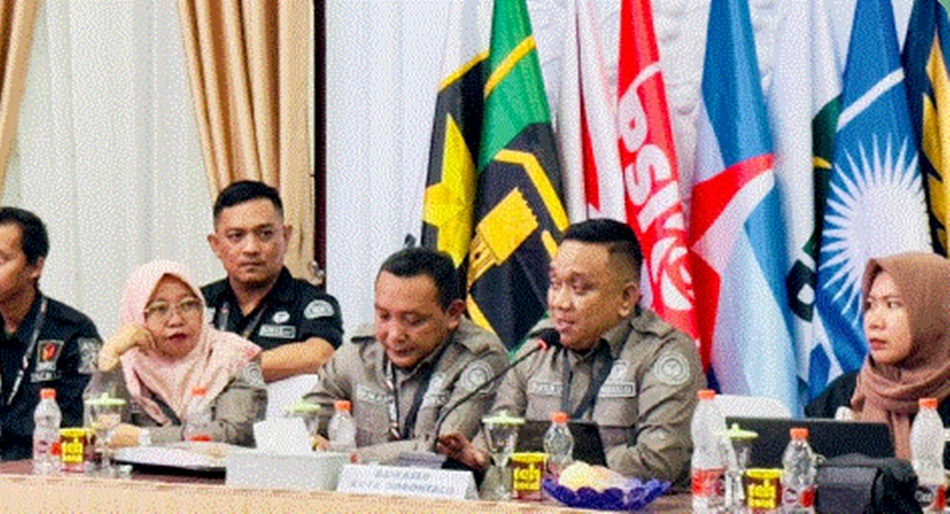 Bawaslu Kota Gorontalo saat menerima dokumen tanda terima hasil pendaftaran bakal  pasangan calon Walikota dan Wakil Walikota Kota Gorontao pada Pilkada serentak 2024  di KPU Kota Gorontalo  (F:humas)