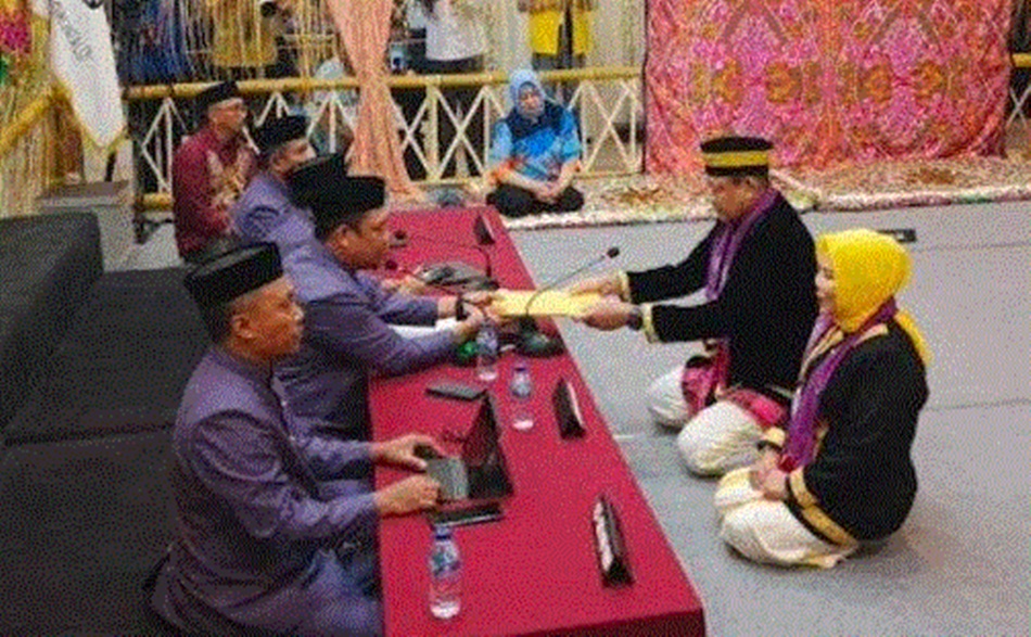 Paslon Gusnar Ismail dan Idah Syahidah saat berada di KPU Provinsi Gorontalo (F: humas)