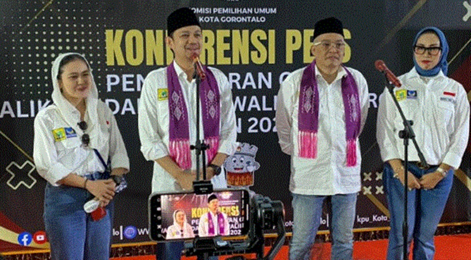Paslon  Ryan Kono dan Charles Budi Doku saat mendaftar di  KPU Kota Gorontalo. (F:humas)