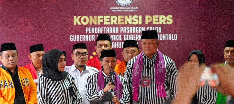Pasangan calon Gubernur dan Calon Wakil Gubernur Nelson Pomalingo (kanan), dan Kris Wartabone (kiri) saat mendaftar di KPU Provinsi  (foto:Humas).