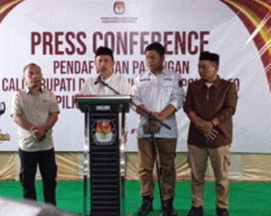 Ketua KPU Pohuwato Firman Ikhwan saat menggelar Konferensi Pers terkait   perpanjangan masa pendaftaran bakal pasangan calon Kepala Daerah Pemilihan Bupati   dan Wakil Bupati Pohuwato tahun 2024 (F:hm