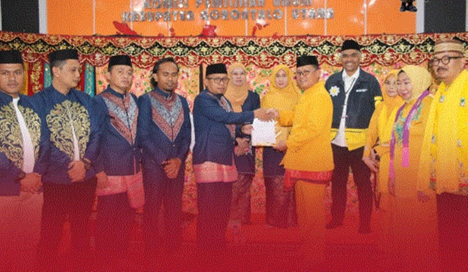 Pasangan Thariq Modanggu dan Nurjanah Jusuf diusung Golkar saat mendaftar di KPU (F:Humas)