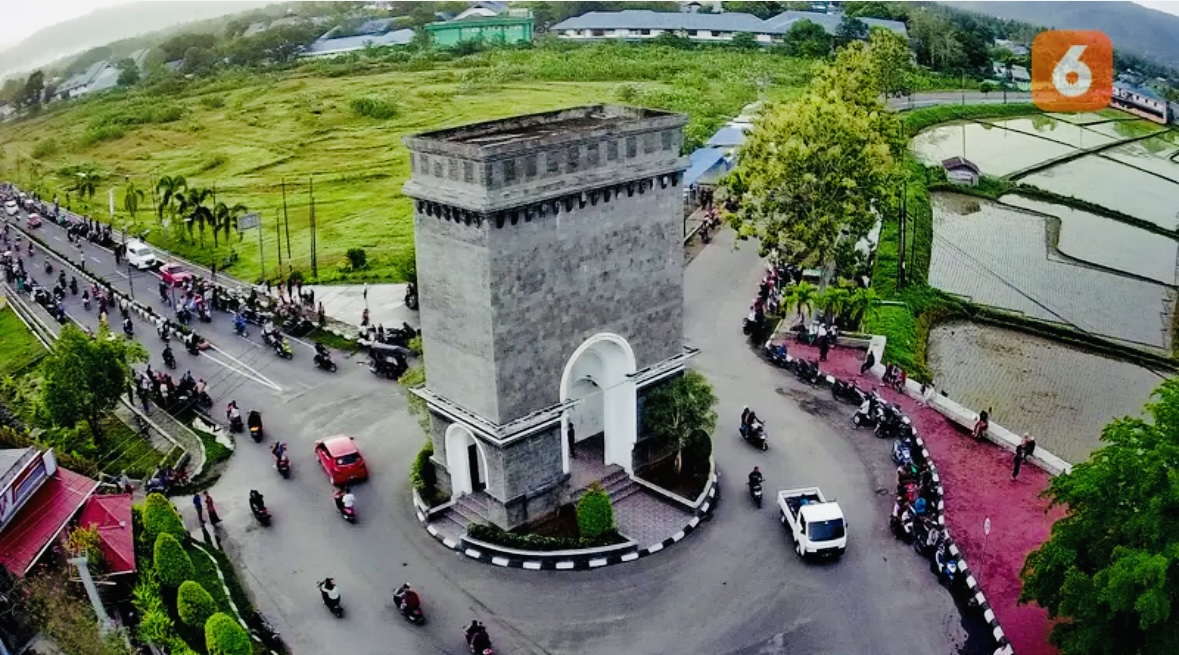 Center Point Bone Bolango jadi tempat favorit warga saat pagi dan sore (Arfandi Ibrahim/Liputan6.com)