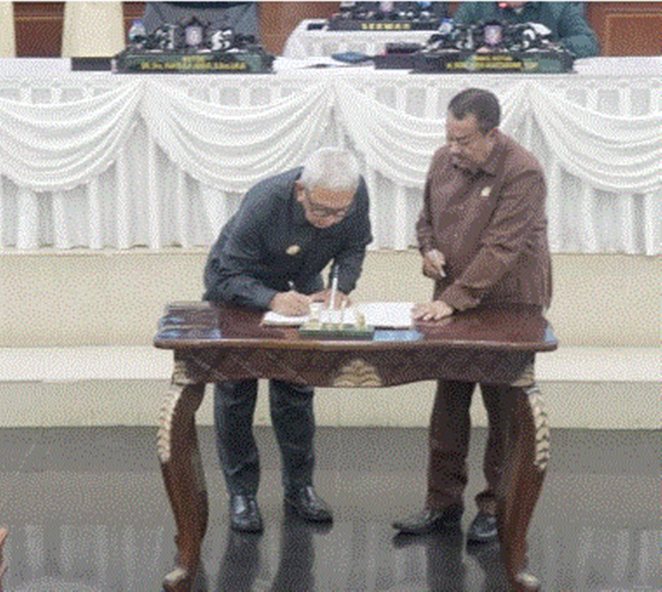 Penandatanganan berita acara kesepakatan bersama Pemerintah Provinsi Gorontalo   dengan DPRD terkait penetapan APBD Provinsi Gorontalo tahun anggaran 2025. (Foto  &ndash; Valen )
