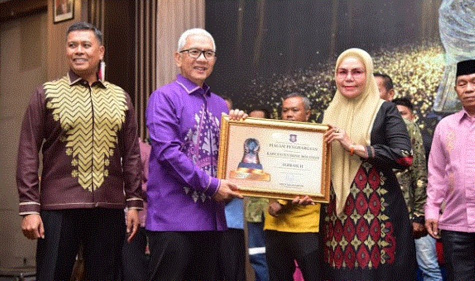 Pj Gubernur Gorontalo Rudy Salahuddin saat  menyerahkan penghargaan Paritrana Award 2023  dari BPJS Ketenagakerjaan kepada Bupati Bone  Bolango serta Bupati/Wali Kota lainnya se Provinsi Gorontalo. (