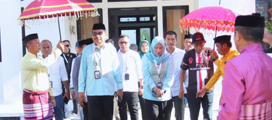 Suasana saat pasangan calon Yusri Helingo dan Fatmawaty Syarif mendaftar di KPU  Pohuwato. (F:Humas)