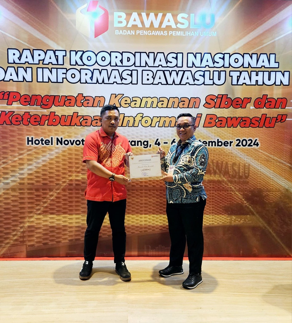 Ketua Bawaslu Kota Gorontalo Sukrin Saleh Taib saat menerima penghargaan   keterbukaan informasi publik oleh Bawaslu RI bertempat di Novotel Hotel Tangerang  (F:humas)