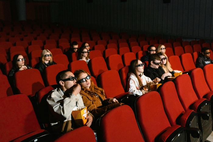 penonton bioskop yang menggunakan kacamata 3D