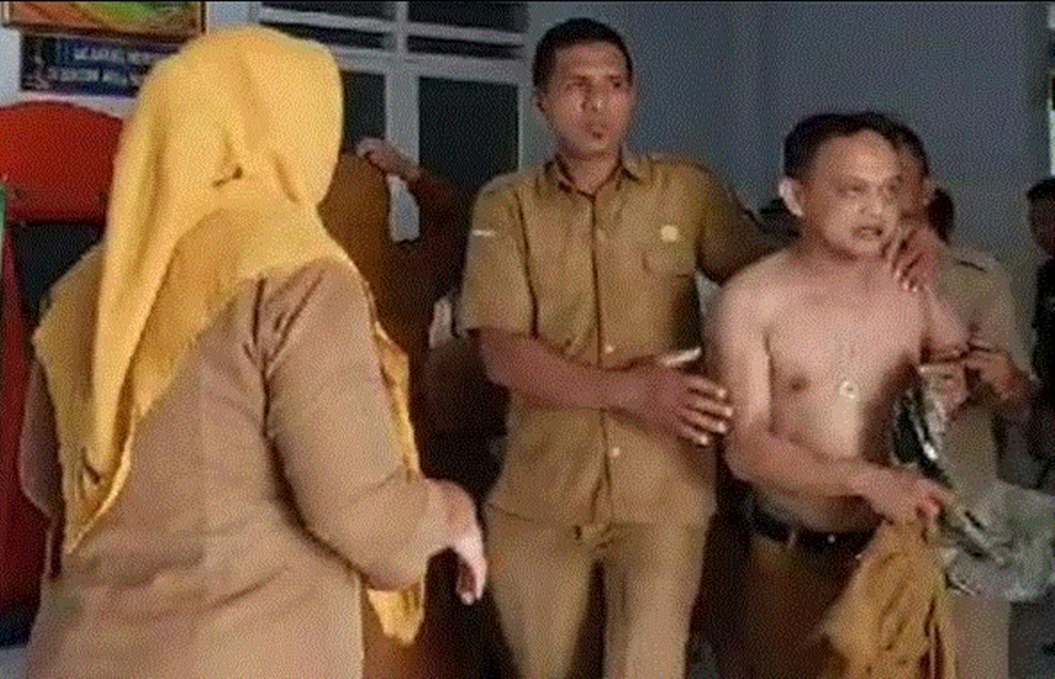 ASN RSUD Aloei Saboe Gorontalo saat ngamuk sambil buka baju. (Tangkapan Layar)