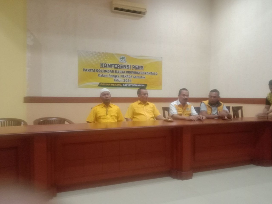 Pengurus DPD I Partai Golkar Provinsi Gorontalo saat menggelar konferensi pers yang  digelar di Kantor DPD I Partai Golkar. (F:GP).